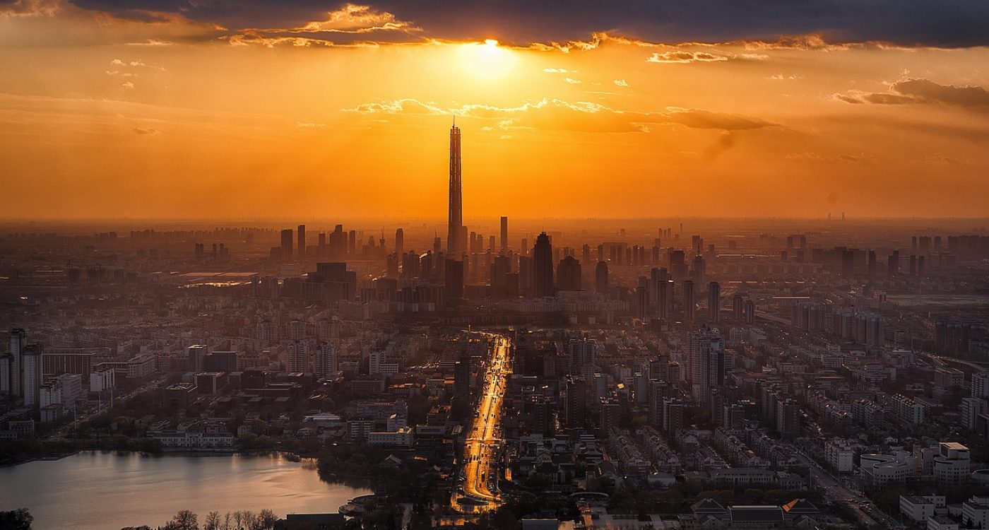 午夜蓝黑金风格背景，模糊日本都市夜景，营造高端评测氛围